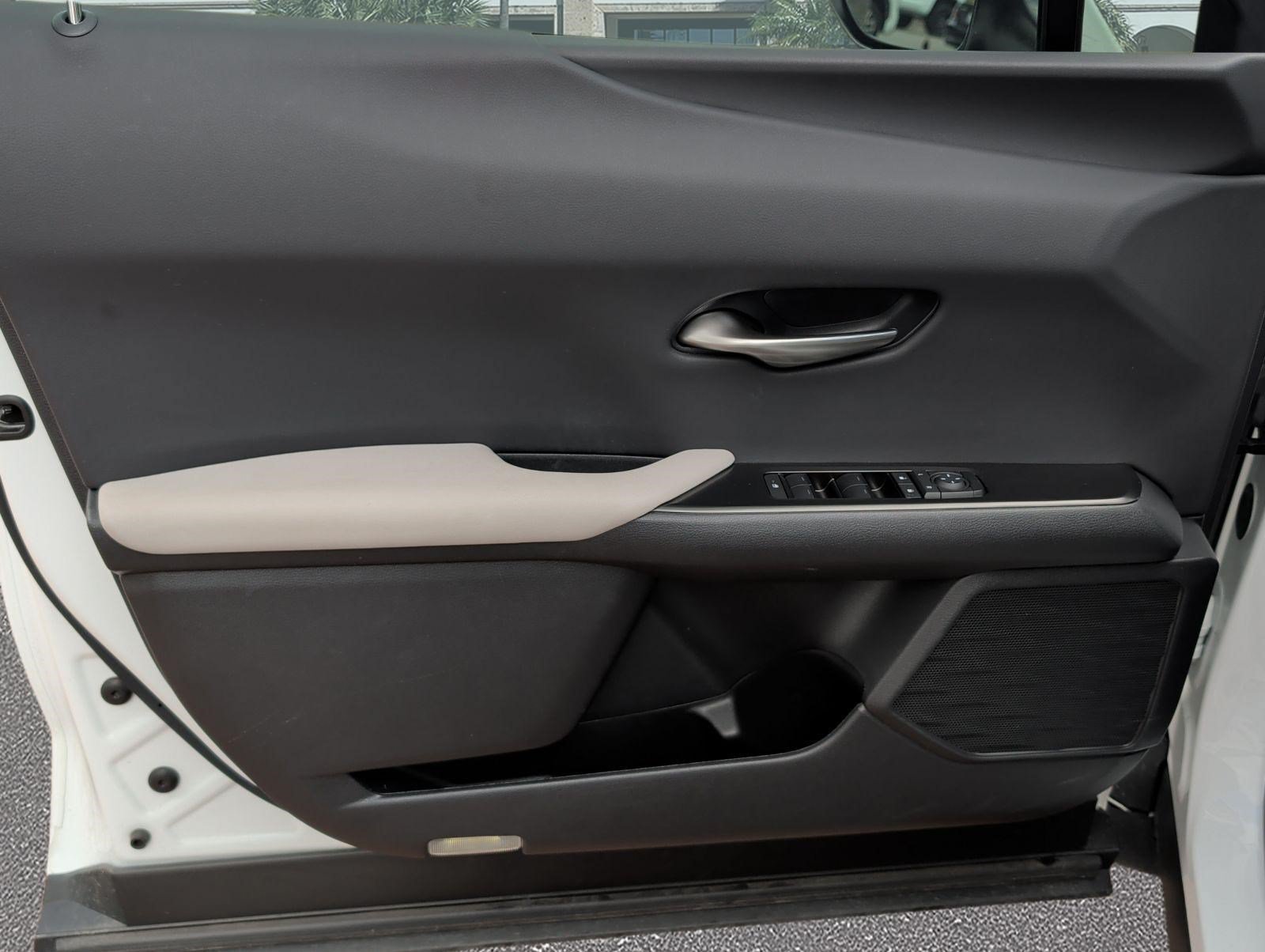 Used 2025 Lexus UX 300h FWD w/ Accessory Package (Z1) image 8