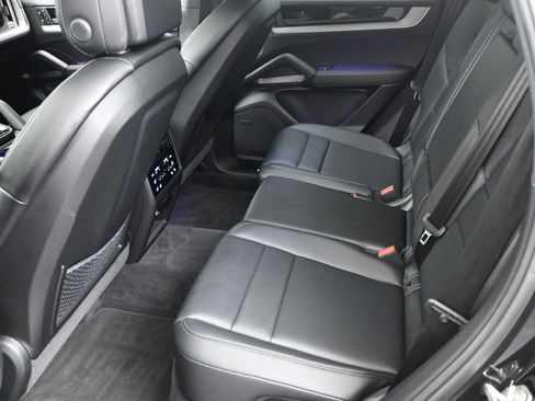 Certified 2025 Porsche Cayenne AWD/4WD image 7