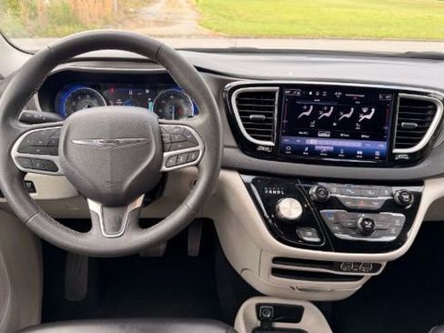 Used 2023 Chrysler Pacifica Touring-L FWD image 13