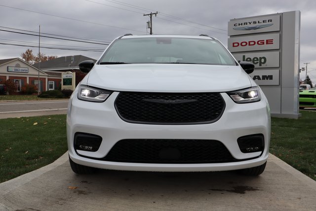 New 2026 Chrysler Pacifica Select AWD/4WD image 5