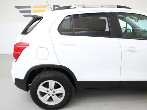 Used 2022 Chevrolet Trax LT w/ LT Convenience Package image 10