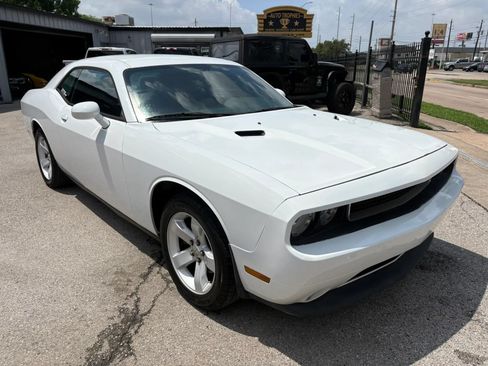 Used 2014 Dodge Challenger SXT RWD image 3