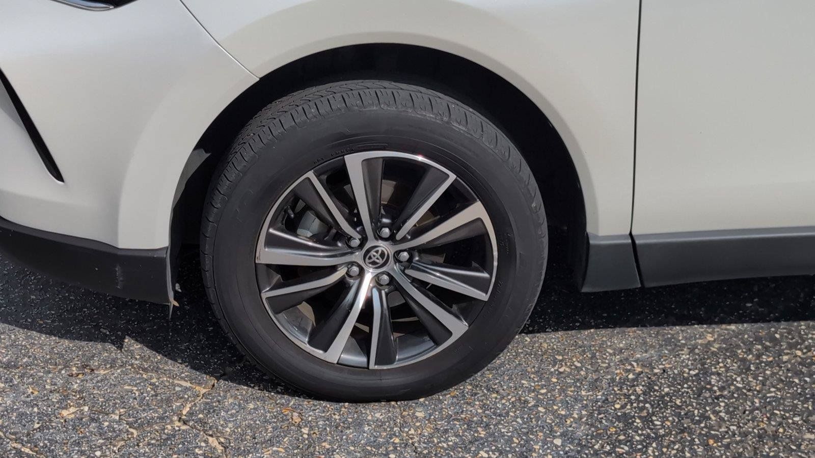 Used 2021 Toyota Venza LE AWD/4WD image 10