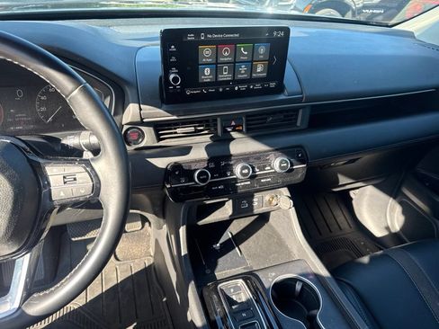 Used 2023 Honda Pilot Touring image 3