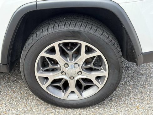 Used 2022 Jeep Grand Cherokee Limited RWD image 4
