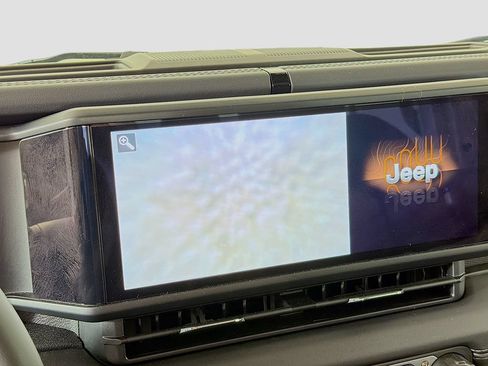 Used 2025 Jeep Gladiator Rubicon w/ Convenience Group AWD/4WD image 34