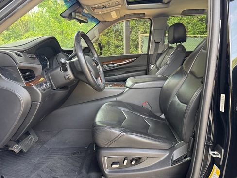 Used 2020 Cadillac Escalade Luxury AWD/4WD image 7