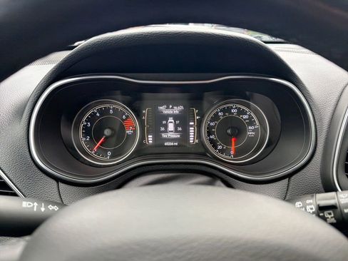 Certified 2019 Jeep Cherokee Latitude Plus w/ Cold Weather Group image 18