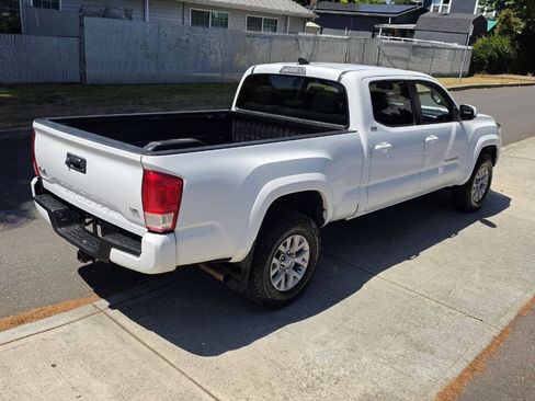 Used 2017 Toyota Tacoma SR5 AWD/4WD image 5