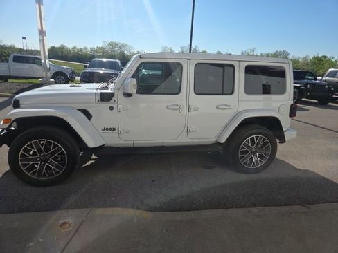 Used 2023 Jeep Wrangler Unlimited Sahara image 6