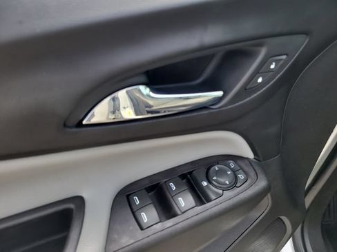 Used 2022 Chevrolet Equinox LS FWD image 17