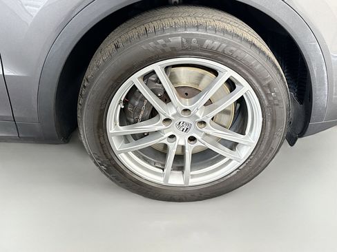 Used 2023 Porsche Cayenne AWD/4WD image 31