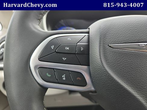 Used 2023 Chrysler Pacifica Touring-L FWD image 17