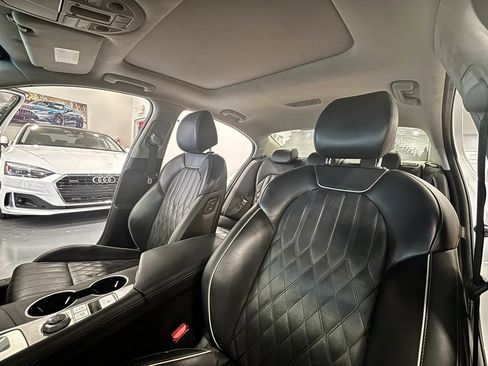 Used 2020 Genesis G70 2.0T w/ Prestige Package RWD image 11