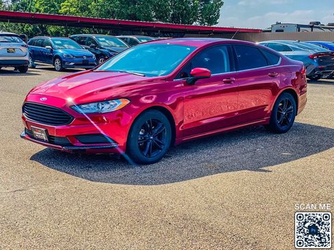 Used 2018 Ford Fusion SE w/ Fusion SE Technology Package FWD image 4