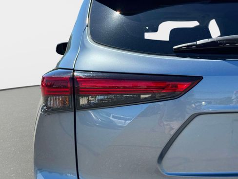 Certified 2020 Toyota Highlander XLE AWD/4WD image 11