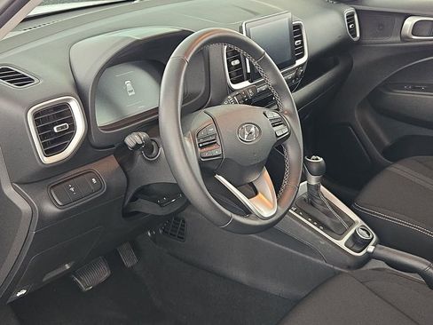 Used 2025 Hyundai Venue SEL image 16