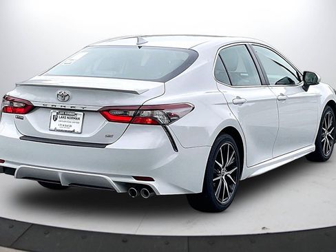 Used 2023 Toyota Camry SE image 9