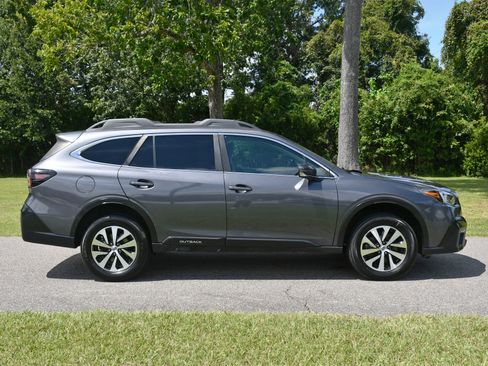 Used 2022 Subaru Outback Premium image 5