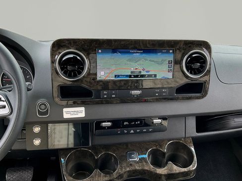 Used 2022 Mercedes-Benz Sprinter 2500 image 9