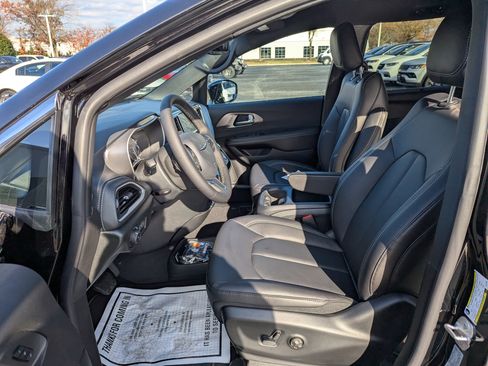 New 2026 Chrysler Pacifica Select image 13