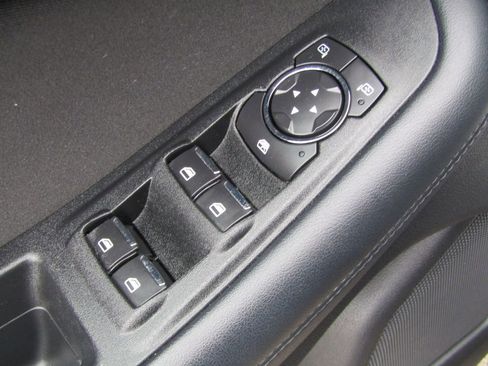 Used 2018 Ford Edge SE image 13