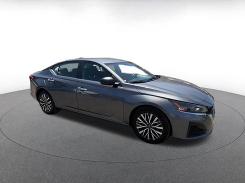Used 2025 Nissan Altima 2.5 SV FWD image 2
