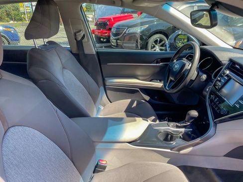 Used 2018 Toyota Camry LE image 23