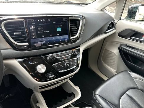 Used 2024 Chrysler Pacifica Touring-L FWD image 36