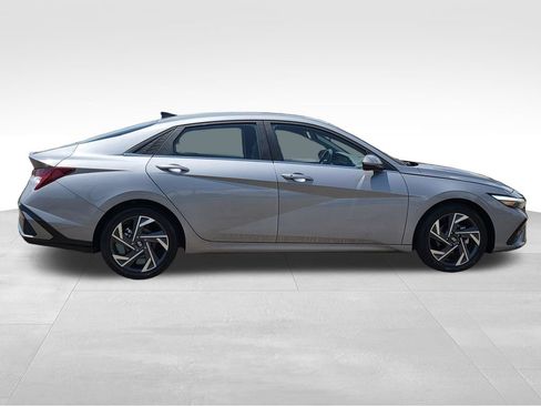 Used 2025 Hyundai Elantra SEL FWD image 5