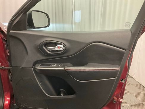 Used 2019 Jeep Cherokee Trailhawk w/ Cold Weather Group AWD/4WD image 29