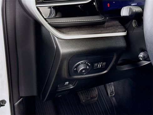 Used 2022 Jeep Grand Cherokee Limited w/ Luxury Tech Group II image 4