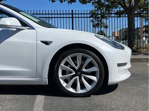Used 2020 Tesla Model 3 Standard Range Plus image 2