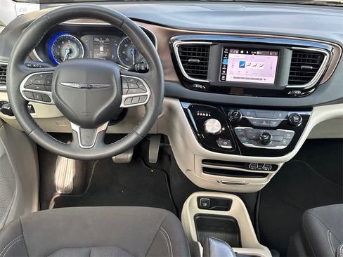 Used 2023 Chrysler Voyager LX image 20