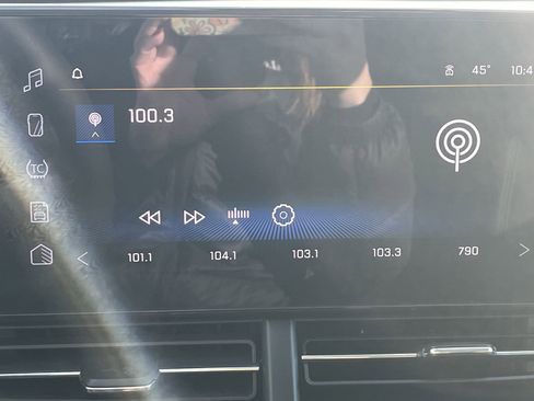 Certified 2025 Chevrolet Trax LT w/ LT Convenience Package image 13