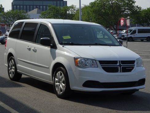 Used 2016 Dodge Grand Caravan SE w/ Quick Order Package 29E SE image 3