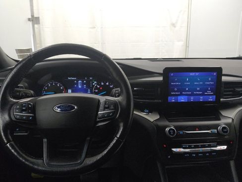 Used 2020 Ford Explorer XLT w/ Equipment Group 202A AWD/4WD image 22