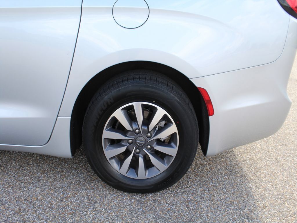 Used 2023 Chrysler Pacifica Touring-L FWD image 25