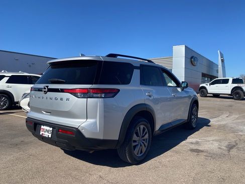 Used 2025 Nissan Pathfinder SV image 9