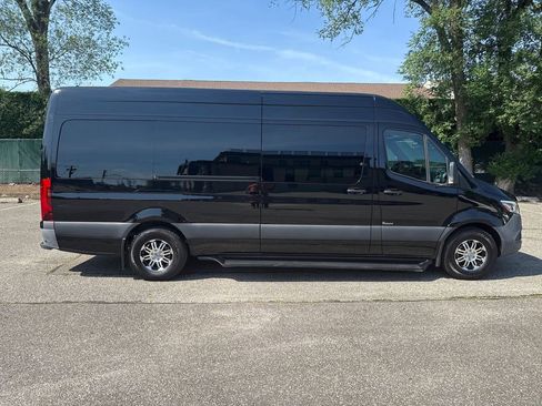 Used 2021 Mercedes-Benz Sprinter 2500 w/ Windows All Around Package image 9