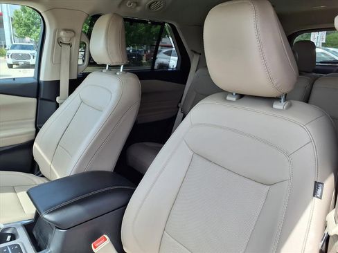 Used 2024 Ford Explorer Limited image 12
