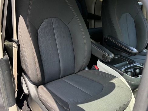 Used 2020 Chrysler Pacifica Touring FWD image 16