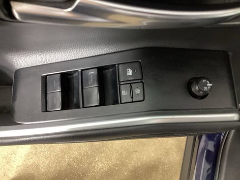Used 2022 Toyota Highlander XLE AWD/4WD image 19
