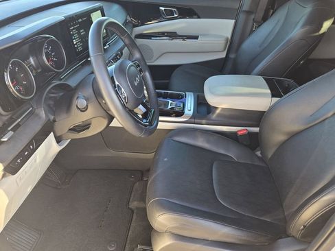 Used 2023 Kia Carnival EX image 11