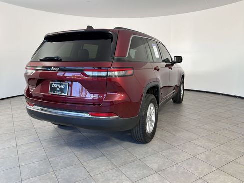 Used 2023 Jeep Grand Cherokee Laredo AWD/4WD image 9