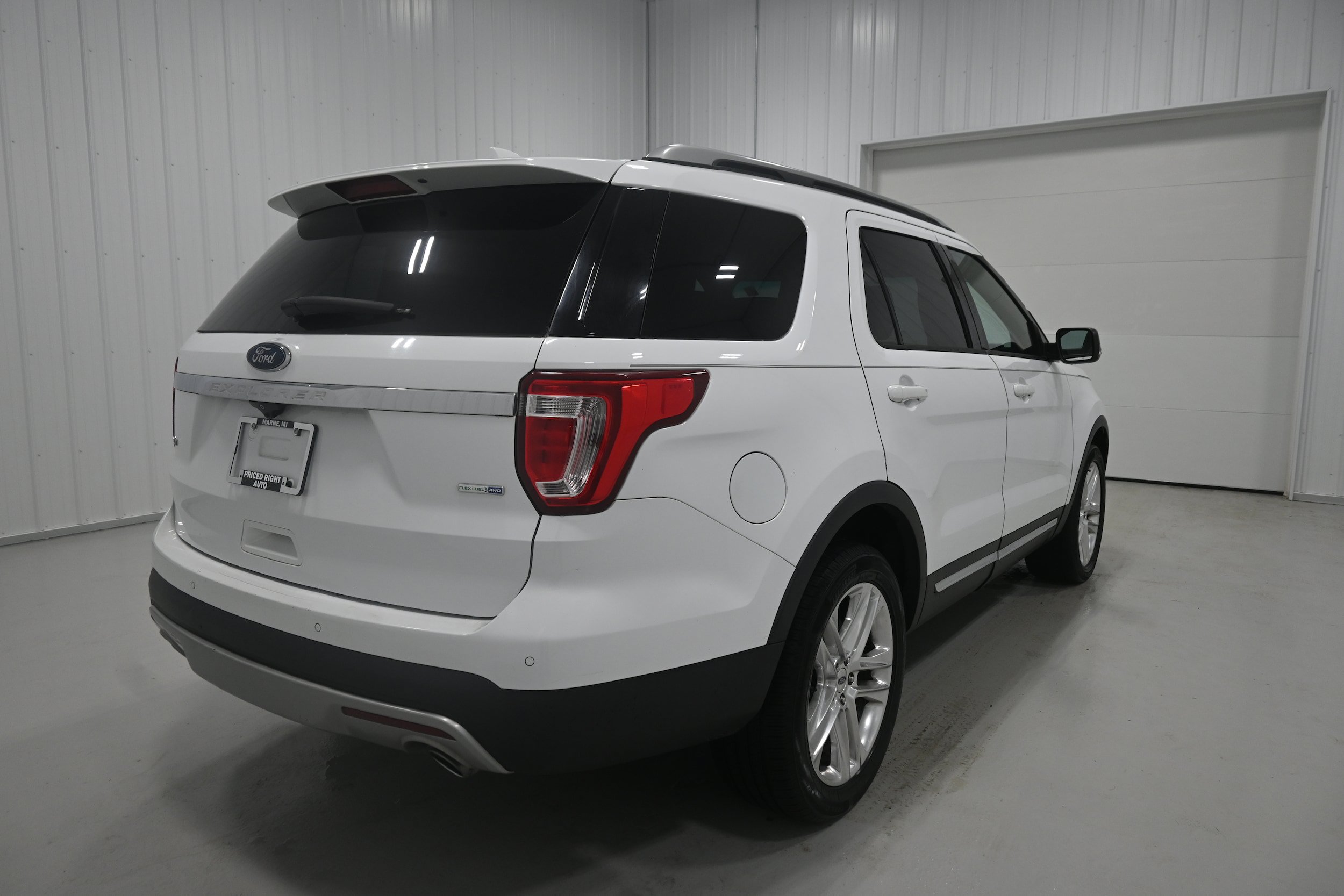 Used 2016 Ford Explorer XLT w/ Equipment Group 201A AWD/4WD image 29