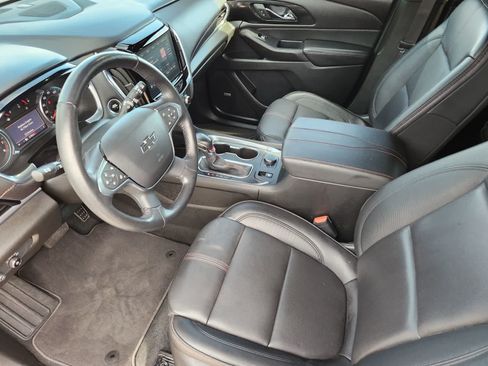 Used 2022 Chevrolet Traverse RS FWD image 2