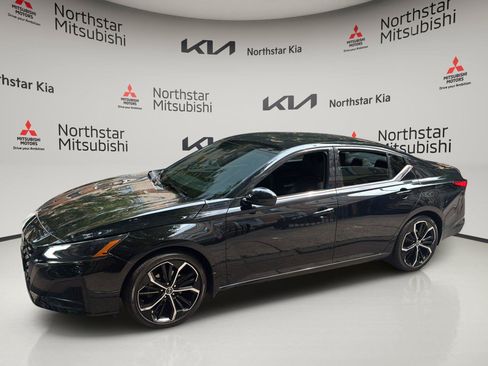 Used 2023 Nissan Altima 2.5 SR FWD image 2