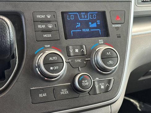 Used 2020 Toyota Sienna LE w/ LE Preferred Package FWD image 24
