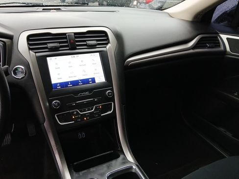 Used 2020 Ford Fusion SE FWD image 21